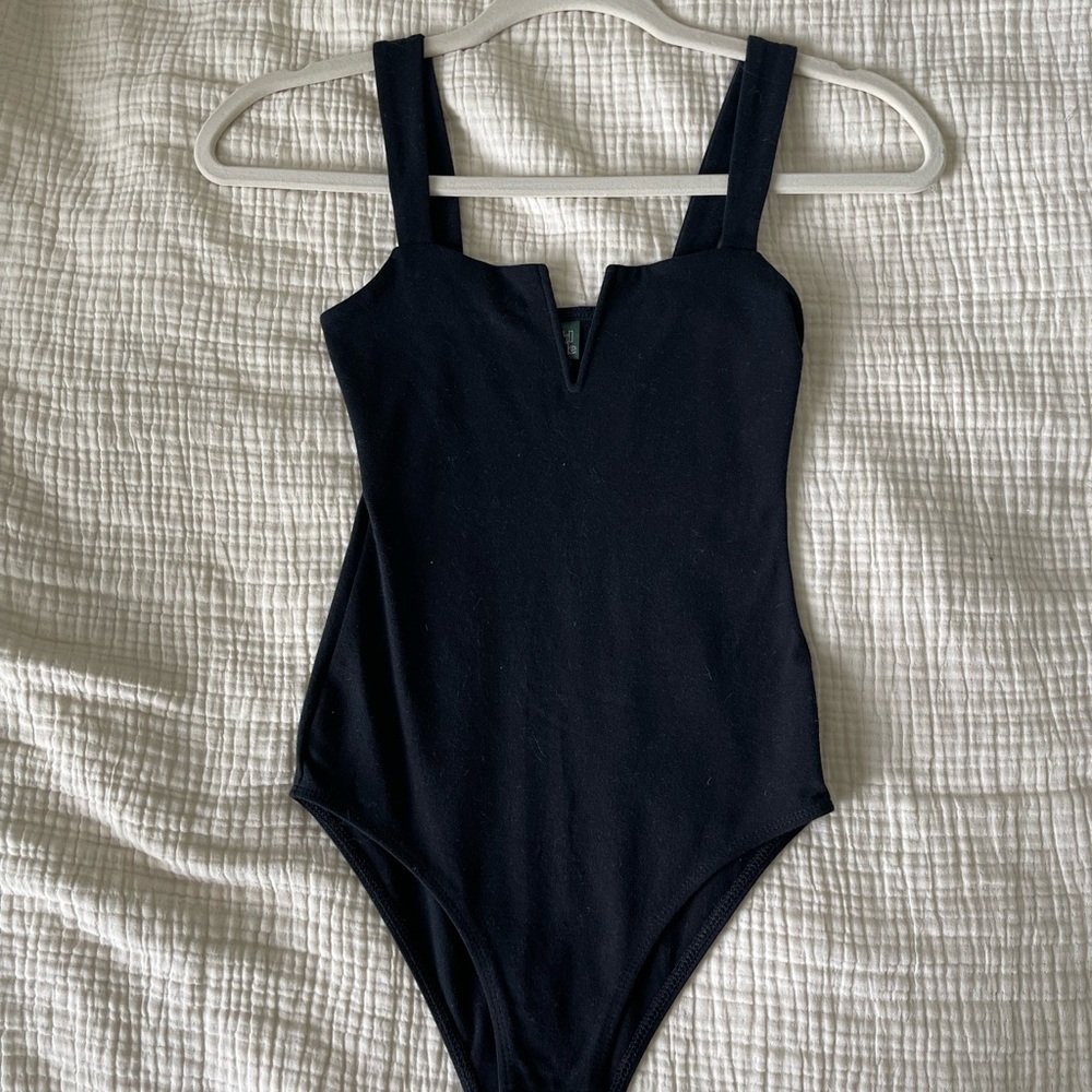Black body suit with small V detail. Wild fable size XS. Worn once, brand new
